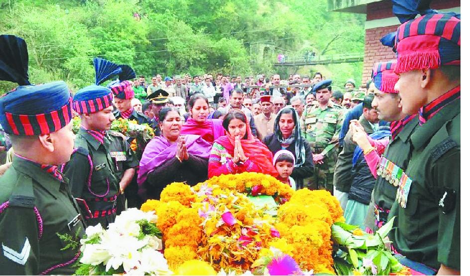 तिरंगे में लिपटे शहीद इंद्र के पार्थिव शरीर को देख रो पड़ा पूरा गांव
