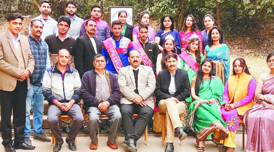 मंटू मिस्टर  और मिस फ्रेशर बनी नीलम