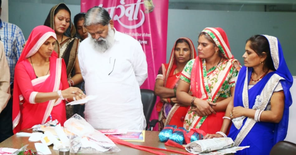 Womens of Haryana are making napkins with Amar Ujala Foundation