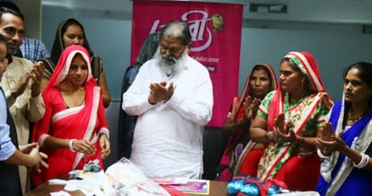 Womens of Haryana are making napkins with Amar Ujala Foundation