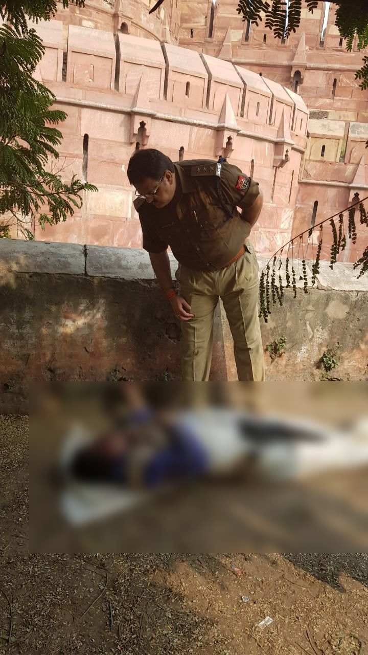 deadbody found in agra fort boundry