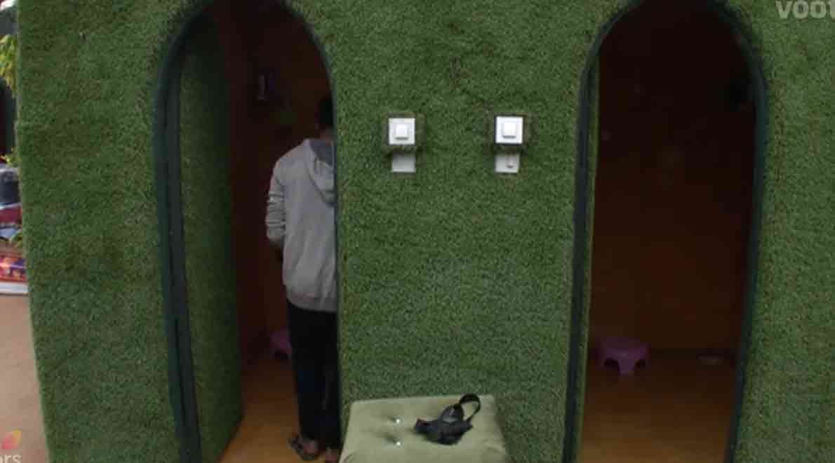 bigg boss 11 puneesh and bandagi locked them in washroom at late night