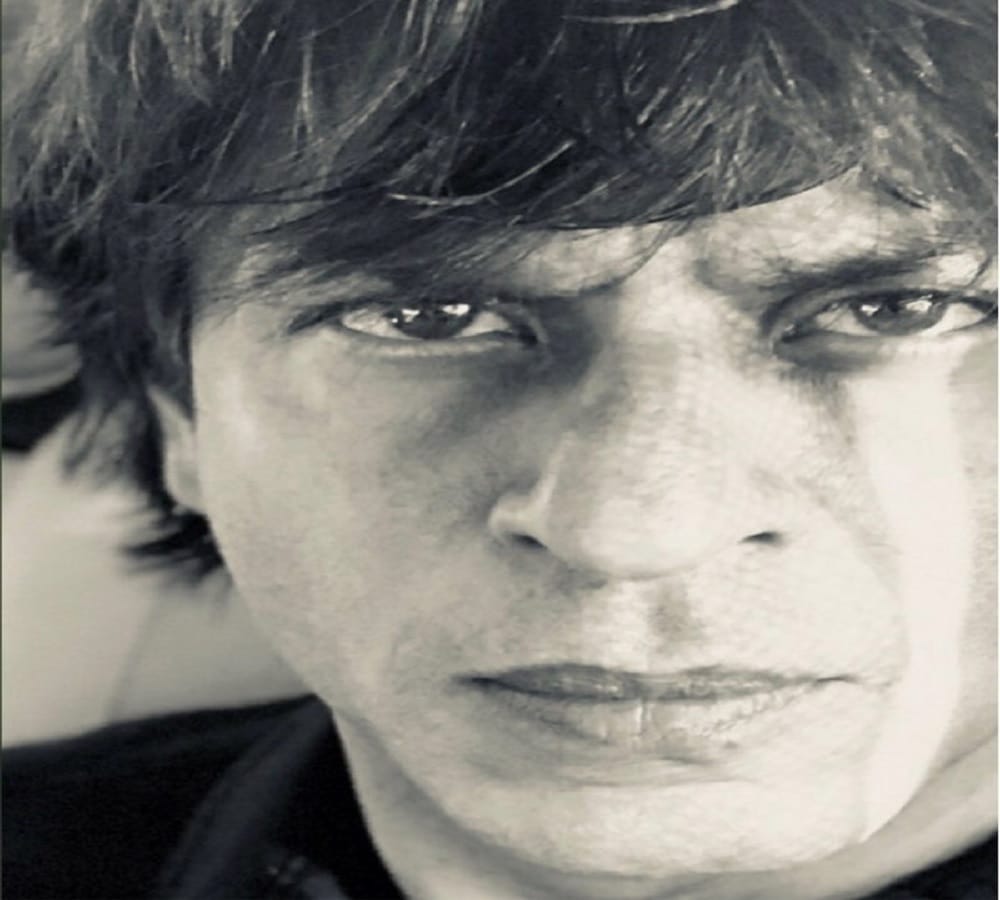 Shah Rukh Khan shared his broad face Selfie on twitter