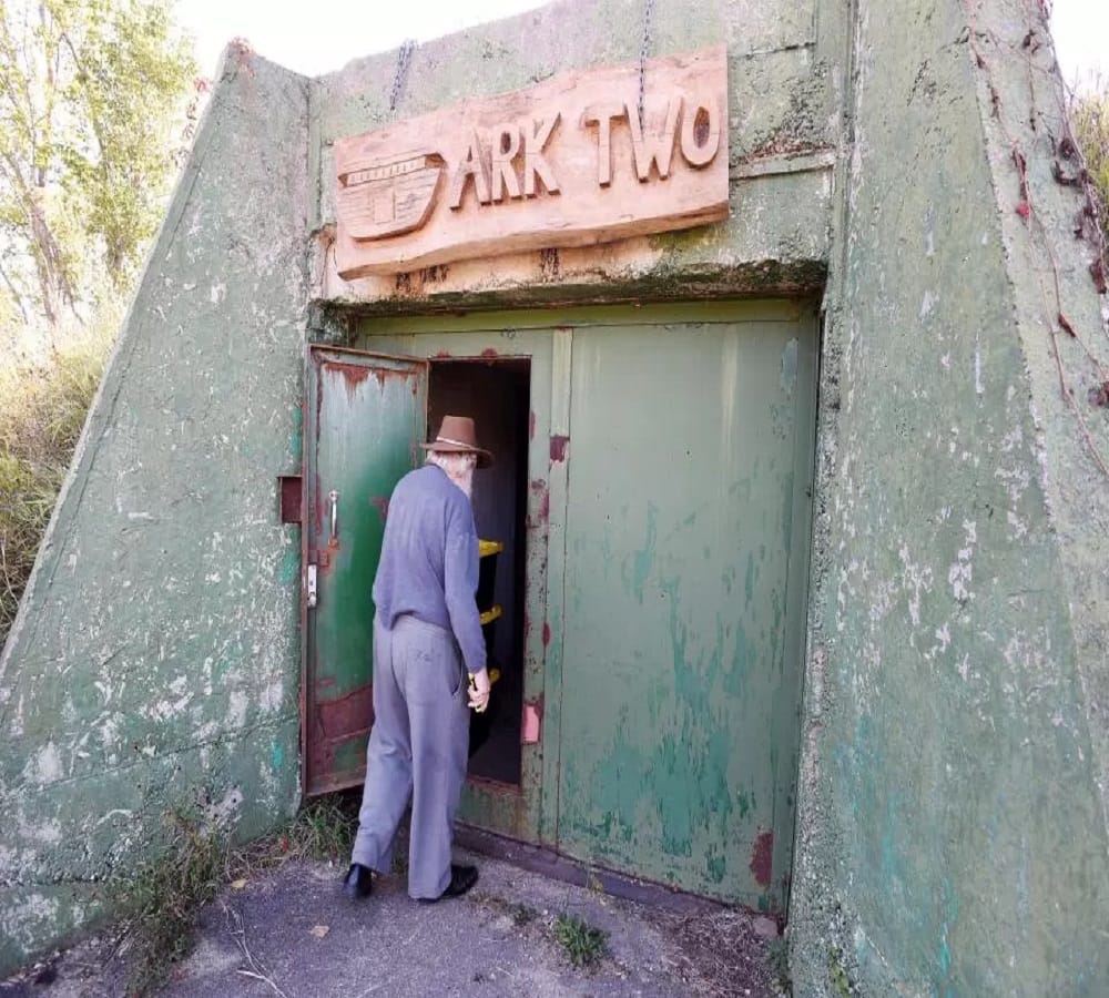 man made a bunker with school bus which has power to stand after nuclear attack also 