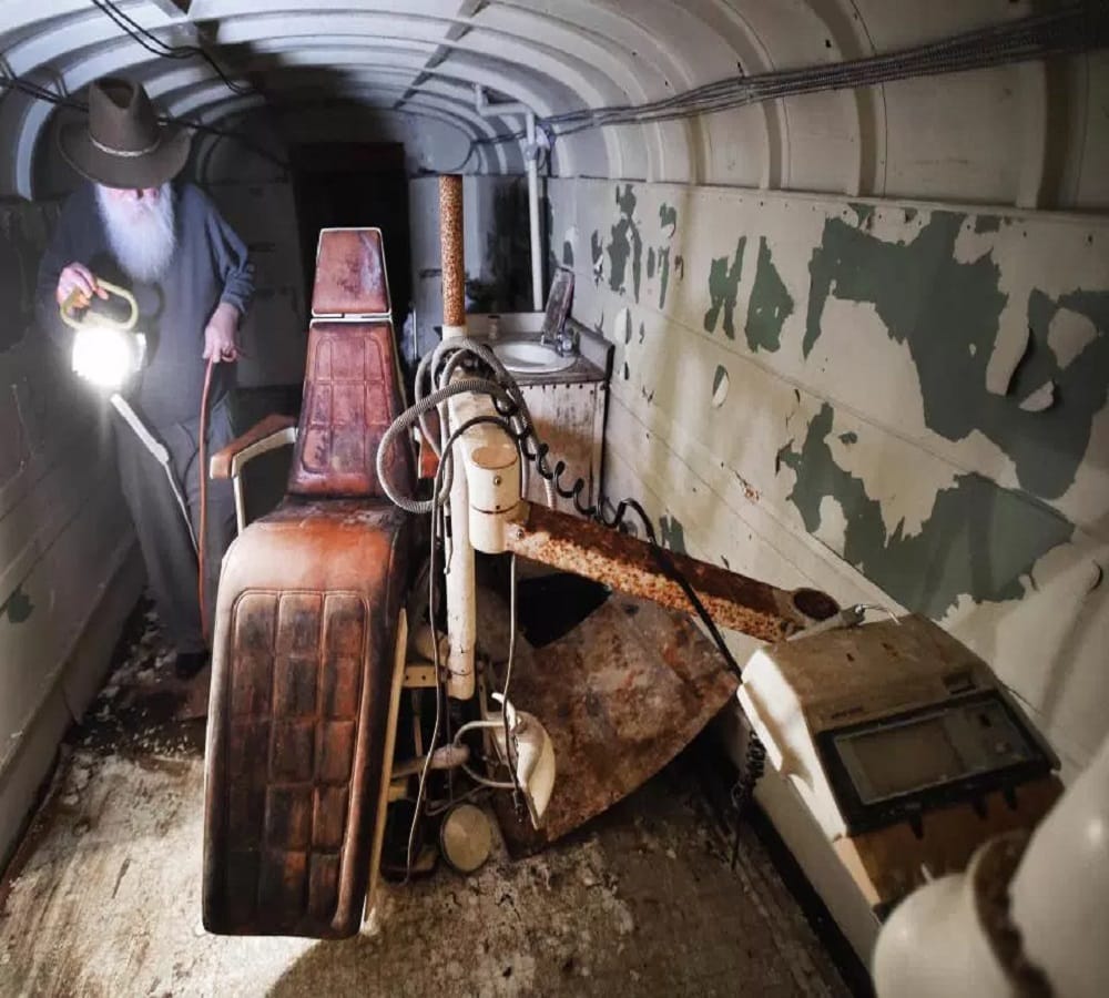man made a bunker with school bus which has power to stand after nuclear attack also 