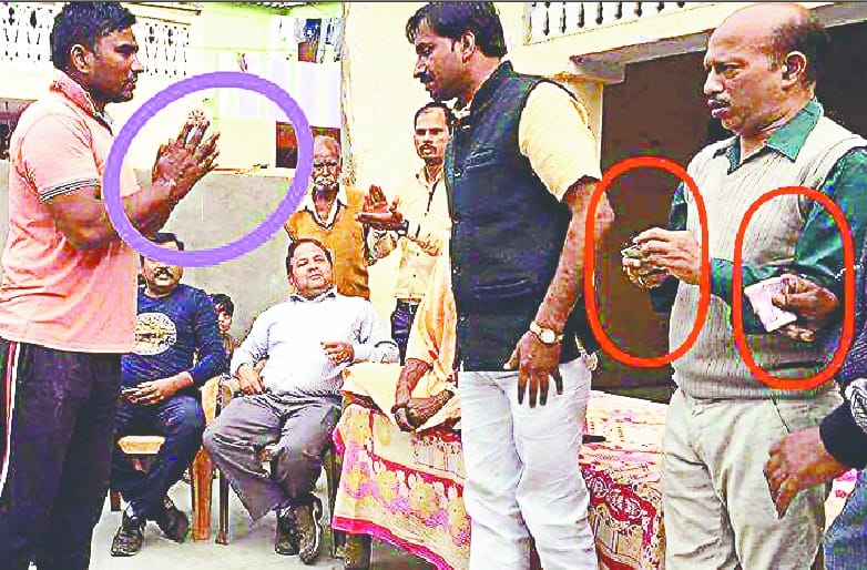 Photo of BJP dividing rupees for viral