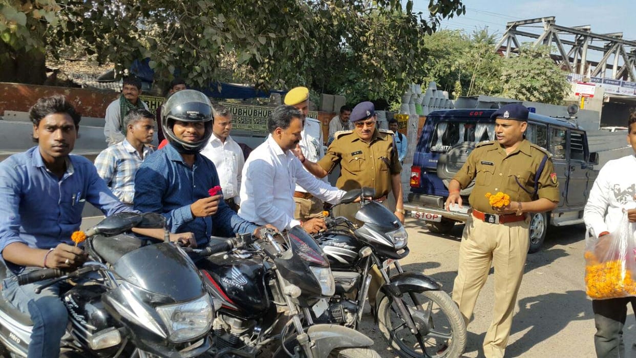 varanasi traffic police Distribute flowers for awareness