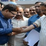 अपना खून देते सर्व ब्राह्मण महासभा के अध्यक्ष पं.सुरेश मिश्रा