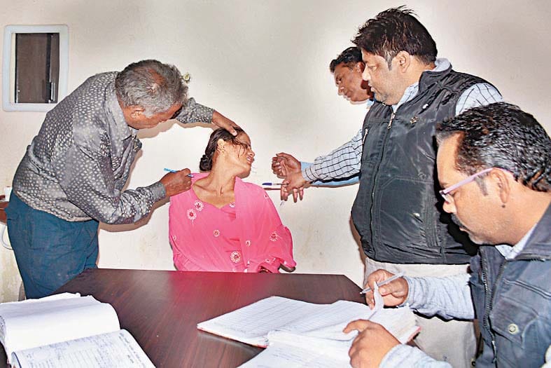 mahila constable per sophayi pati ne phenka tezzab