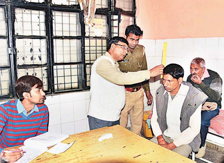 chandusi-majhawali marg per do kishano se loote ek lackh