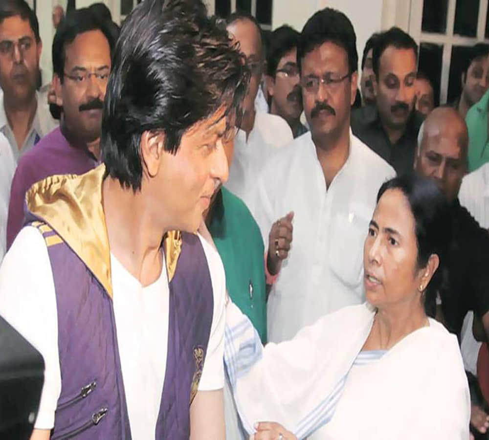 SRK Hitches A Ride with Mamta Banerjee car in kolkata