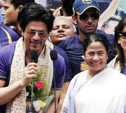 SRK Hitches A Ride with Mamta Banerjee car in kolkata
