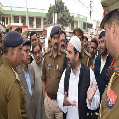 एसपी सिटी को जानकारी देते लोग