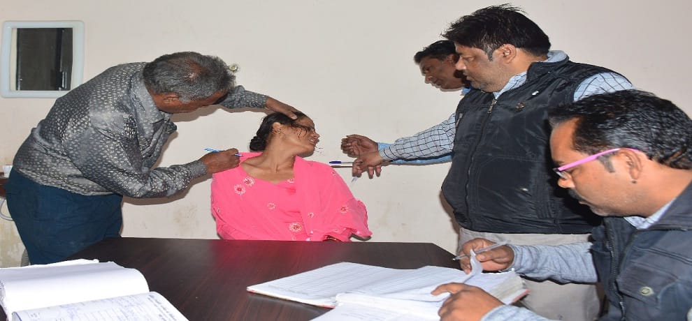 policeman throws acid on his wife in sambhal