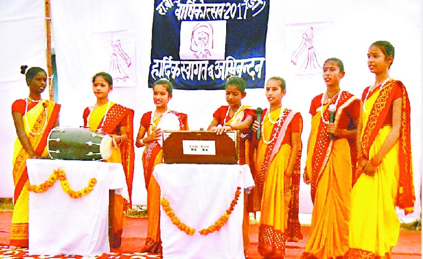 बता मेरे यार सुदामा रे...पर झूमे छात्र