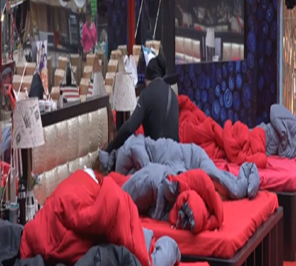 bigg boss 11 priyank and benafsha were on single bed whole night together