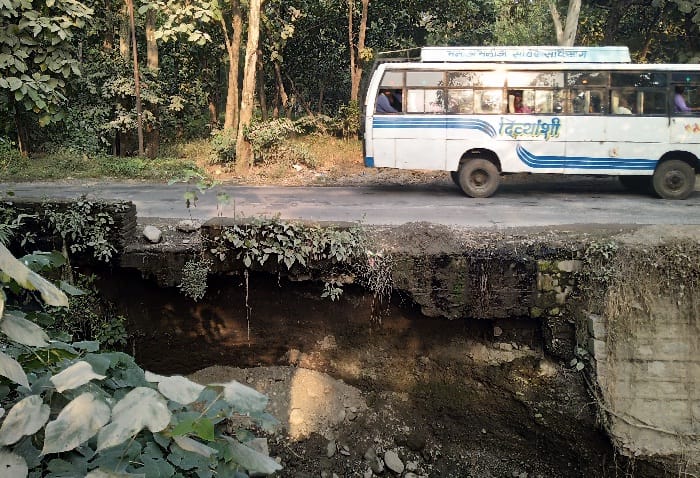 कालाढूंगी से भाखड़ा के बीच तीन जगह पर टूटी सड़क