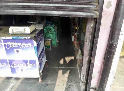 thieves captured in cctv camera during stolen in shop
