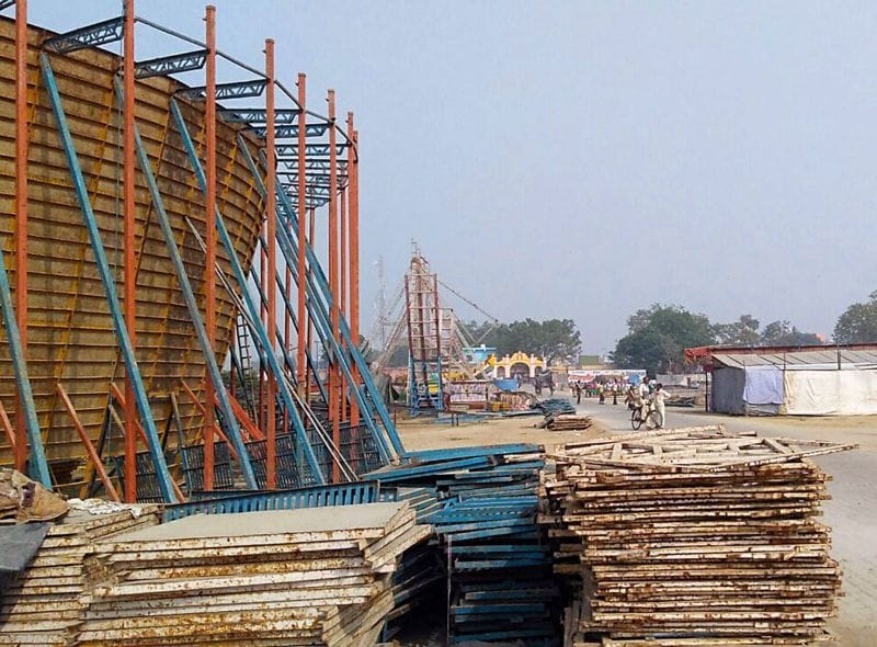 सोरों मेले के लिए सजने लगी दुकानें, झूले लगे