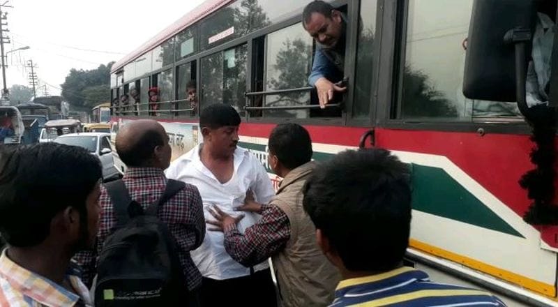 सिपाहियों ने रोडवेज बस चालक से की अभद्रता
