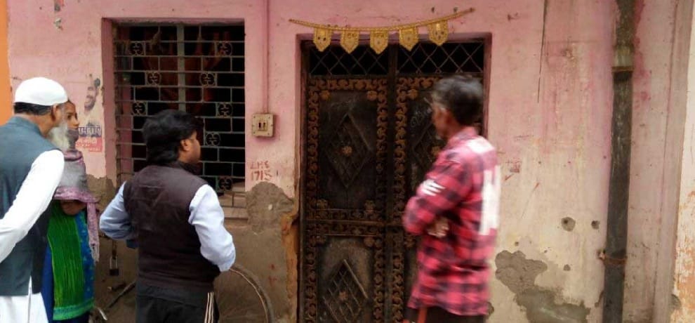 husband wife hung themselves and died in sangam vihar delhi