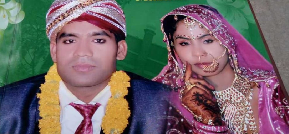 husband wife hung themselves and died in sangam vihar delhi