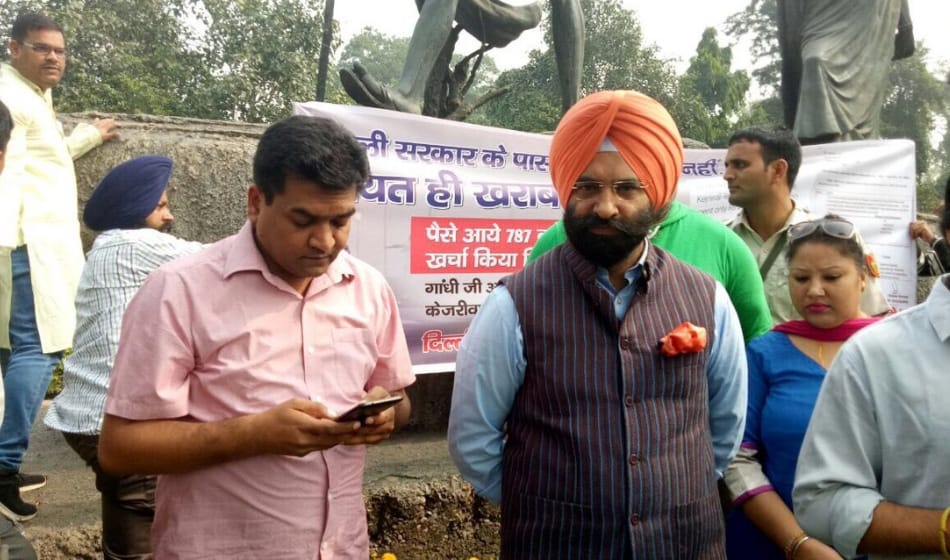 kapil mishra and manjinder sirsa put pollution mask on mahatma gandhi statue in delhi