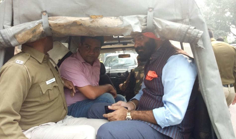 kapil mishra and manjinder sirsa put pollution mask on mahatma gandhi statue in delhi