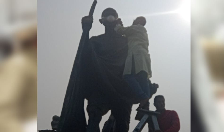 kapil mishra and manjinder sirsa put pollution mask on mahatma gandhi statue in delhi