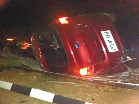 Car collapses after dividing dividers, two injured