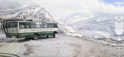 10 cm snow fall recorded in rohtang pass 50 people stuck in snow