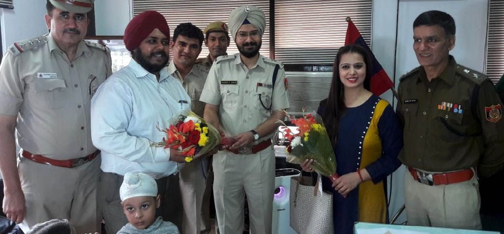 brave heart fights with snatchers and get them arrested in delhi