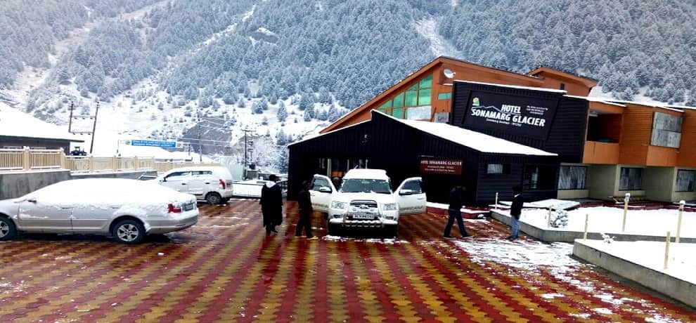 First Snowfall of the Season in jammu and kashmir