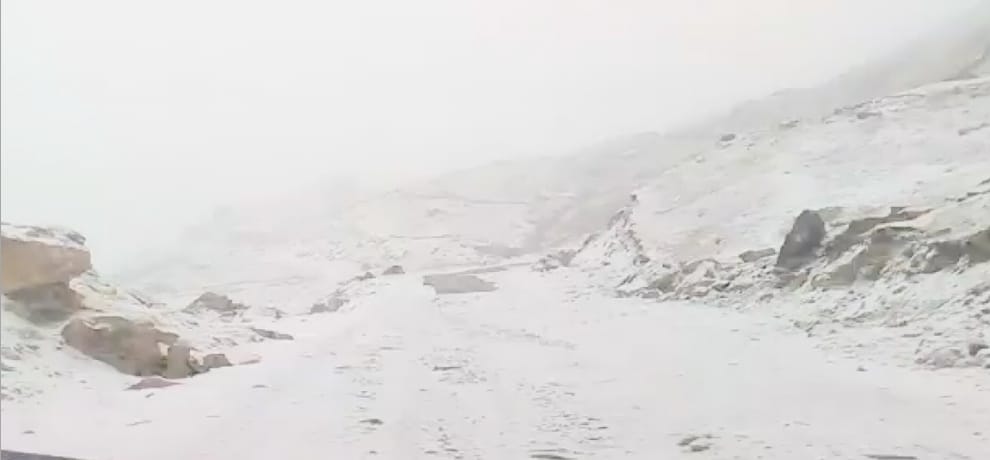 10 cm snow fall recorded in rohtang pass 50 people stuck in snow