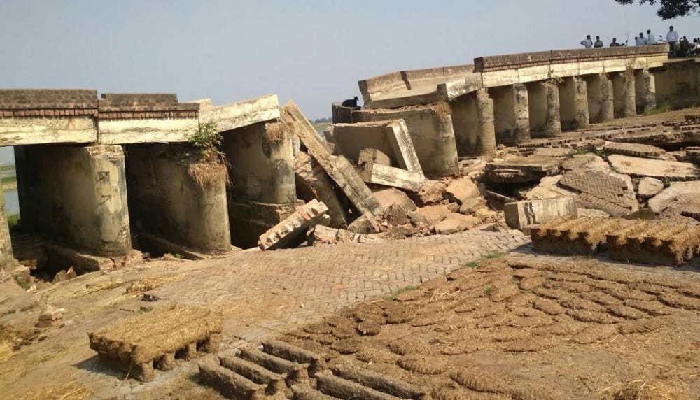 Srinagar's twenty gate barrage broken, traffic stop