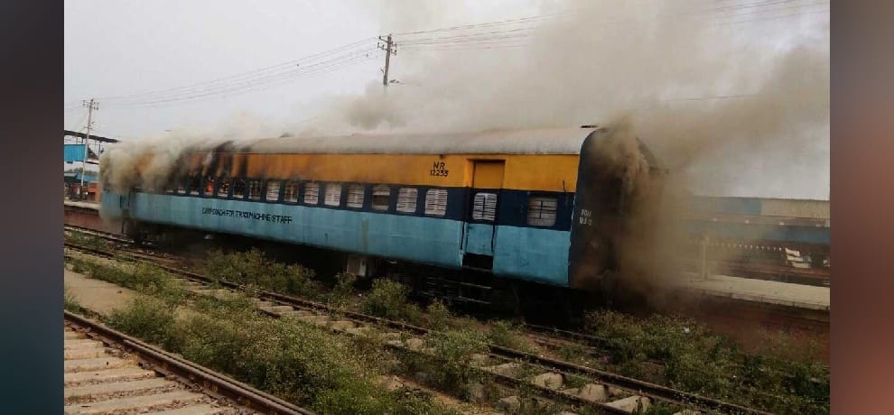 maintenance coach caught fire at delhi cantt railway station