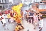 संभल में  पद्मावती फिल्म के डायरेक्टर संजय लीला भंसाली का पुतला फूंकते हिंदू संगठन के लोग।