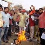 फिल्म पद्मावती के विरोध में पुतला दहन करते क्षत्रिय समाज के लोग।