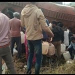 kerosene tanker overturns in mp dindori and people started to collect oil