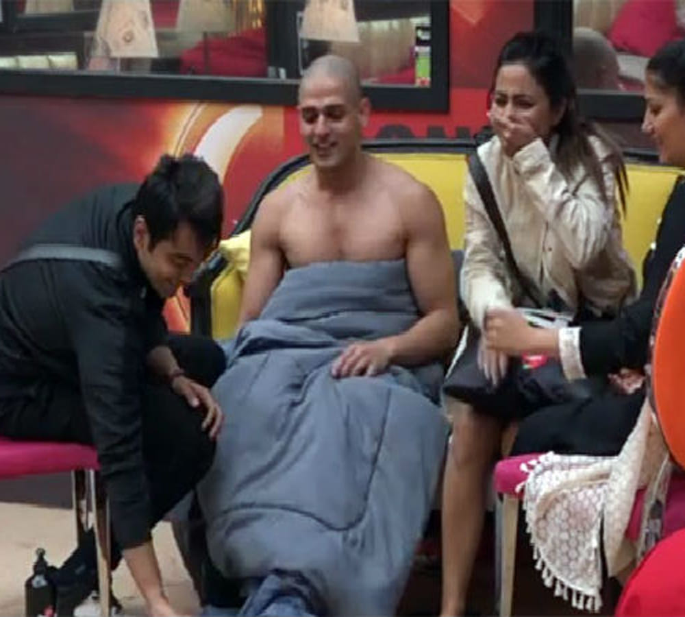 Priyank Sharma pull down clothes in front of Hina Khan and sapna chaudhary
