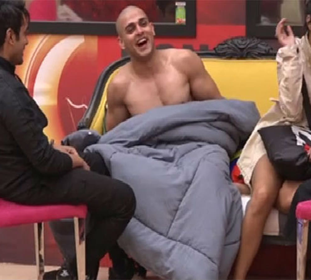 Priyank Sharma pull down clothes in front of Hina Khan and sapna chaudhary