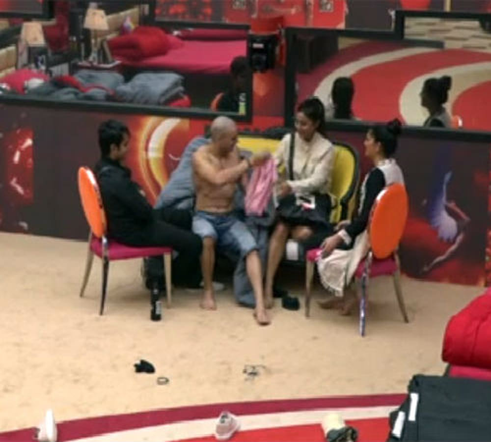 Priyank Sharma pull down clothes in front of Hina Khan and sapna chaudhary
