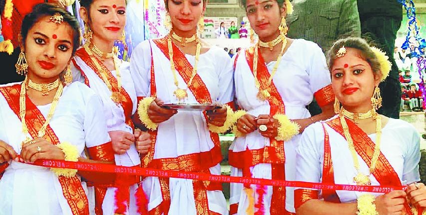 भलेई स्कूल में विद्यार्थियों को बांटे पुरस्कार