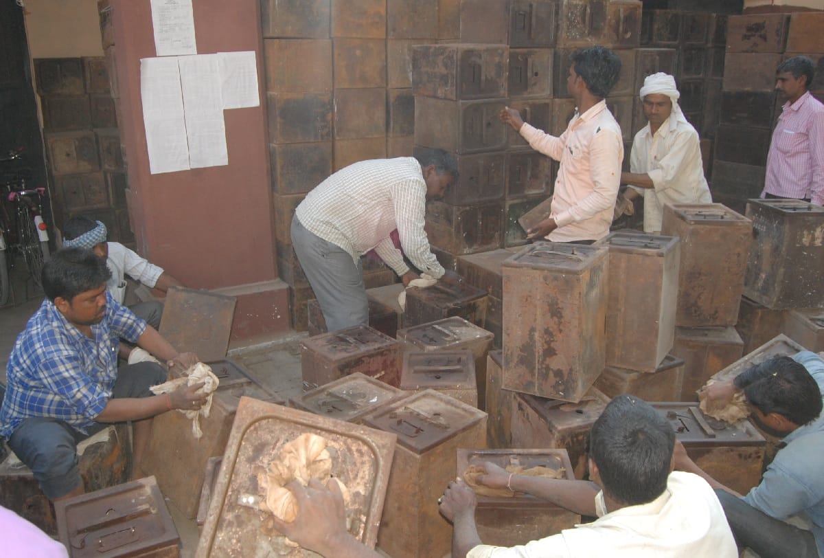 मतदान को लेकर तैयारिया तेज,मत पेटिकाओं की सफाई शुरू