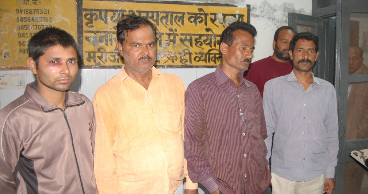 मामूली विवाद में सांप्रदायिक तनाव, ईंट-पत्थर चले, सात घायल