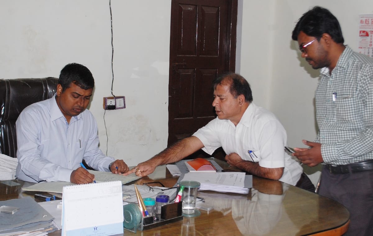 डीएम की चेकिंग में अफसर और कर्मचारी मिले गैरहाजिर