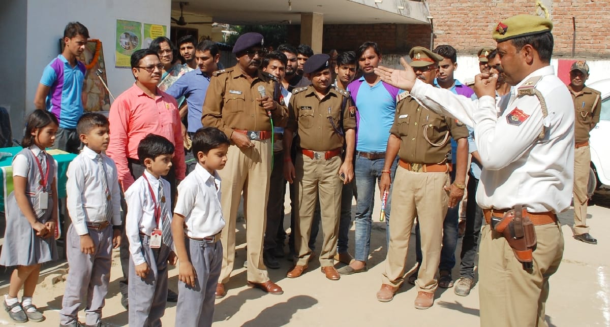 एसपी ने बच्चों को बताए ट्रैफिक रूल्स