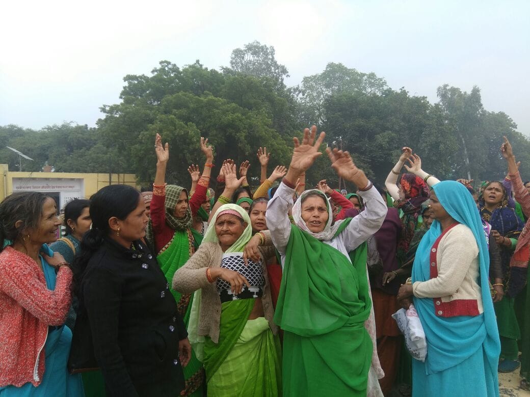 protest by aanaganbadi in mathura