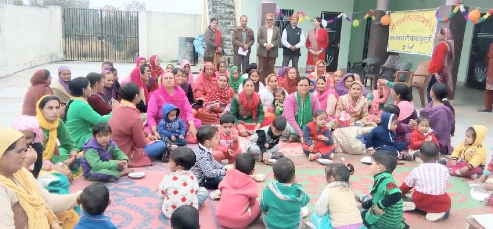 आंगनबाड़ी में बच्चों को बांटे उपहार