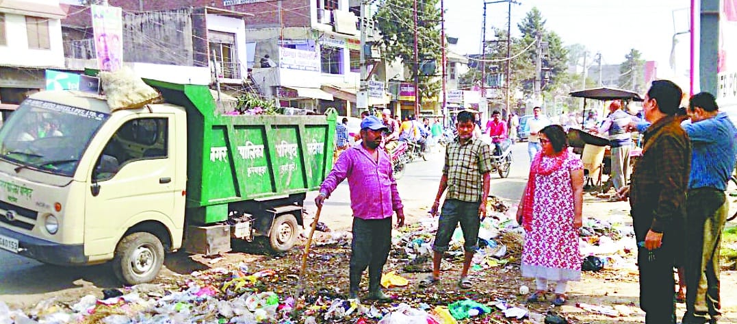 Bio medical waste throwing private hospital in open